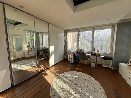 un salon avec une grande paroi en verre dans l'établissement YOUR OWN VILLA in COLOMBES LA DEFENSE, à Colombes