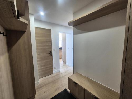 - un couloir d'une maison avec un miroir dans l'établissement Résidence Pontet B - Appartement rénové · Wifi · Balcon · Pied pistes MAE-1751, à Tignes
