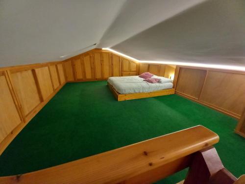 a small room with a bed and a bench in it at Chez Umbus, centrale e immerso nel verde, grande terrazzo in Champoluc