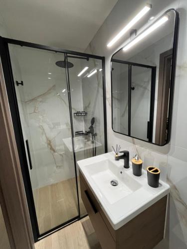 Ένα μπάνιο στο Serenity Luxury Apartment 1