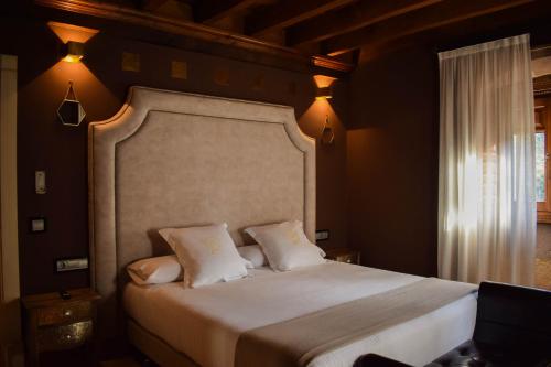 a bedroom with a large bed with two pillows at Casona De La Pinta in Ríocorvo