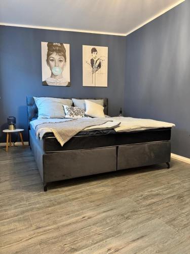 a bedroom with a bed with a mask on it at Ferienwohnung Erfurter Seen - Nöda in Nöda
