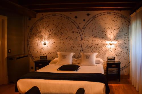 a bedroom with two beds and a wall with hearts at Casona De La Pinta in Ríocorvo