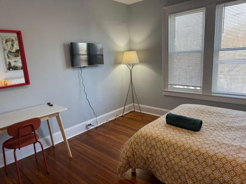 Postel nebo postele na pokoji v ubytování private room in middletown 4 minute to wesleyan univ
