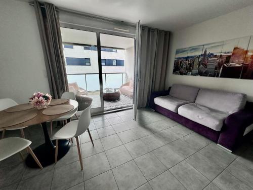 un salon avec un canapé et une table dans l'établissement Grande terrasse parking privé, à Strasbourg