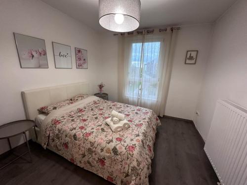 une chambre avec un lit avec un ours en peluche dessus dans l'établissement Grande terrasse parking privé, à Strasbourg