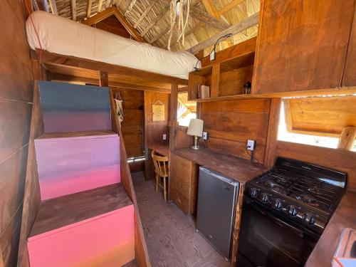 Kuchyň nebo kuchyňský kout v ubytování The Baja Station - Beachfront Tiny Home One