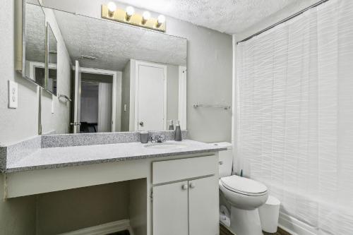 Et badeværelse på Halsten at Vinings 3006 spacious 1 Bed 1 Bath