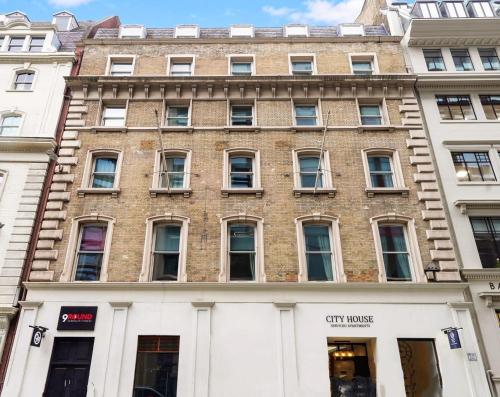 an old building in the city of london at Cannon Street Serviced Apartments by LovelyStay in London
