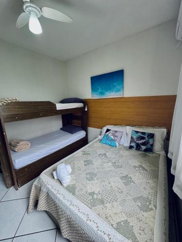 una camera con due letti a castello e un letto di Apartamento 201 no Verolme ad Angra dos Reis