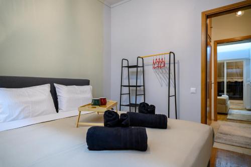 ein Schlafzimmer mit einem großen Bett und einem Tisch in der Unterkunft Serenity and 2 bedroom Luxury in Kalamaria in Thessaloniki