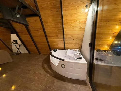 a bath tub in a room with a wooden ceiling at Encanto Amazónico XV Macas in General Proaño