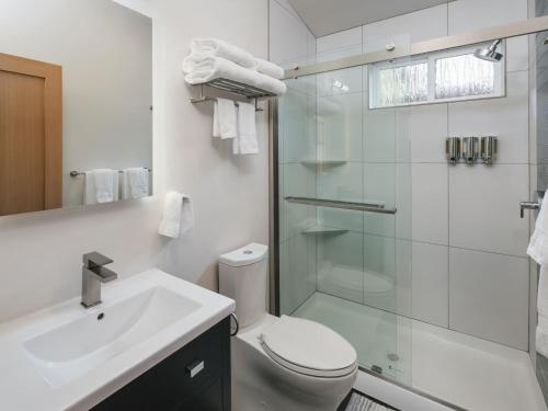 Bilik mandi di Dwell - Net Zero Energy Living