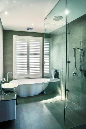 Un baño de BELLA 9 - sublime . divine Entertainer 3 BR Fire