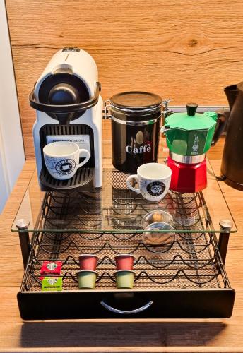 ハノーファーにあるApartment Hannover - Langenhagen centerのコーヒーメーカー(カップ、コーヒーメーカー付)