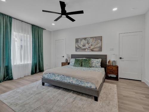 a bedroom with a bed and a ceiling fan at Luxe Retreat in the Heart of Dallas l Pet-Friendly in Dallas