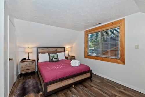 een slaapkamer met een bed en een raam bij NEW- Red Robin W hot tub in Big Bear Lake