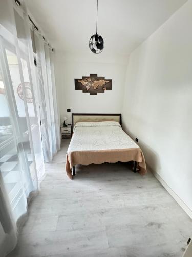 una camera da letto con un letto in una stanza bianca di Grazioso&Collegatissimo con terrazzo Casello Autostradale Frosinone a Frosinone