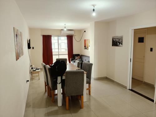 a dining room with a table and chairs at Departamento Torre Cabildo in San Salvador de Jujuy