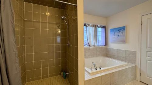 a bathroom with a bath tub and a shower at 9 Queen Beds, 18 Guests-Kleinburg Luxe Crown Town Residence in Vaughan