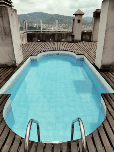 a large swimming pool on top of a roof at Departamento Torre Cabildo in San Salvador de Jujuy