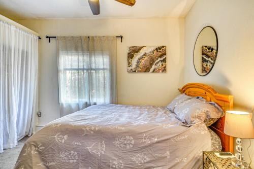 比弗顿Guest Suite in Portland Area with Shared Patio的带床和窗户的卧室