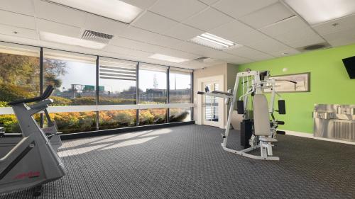 a fitness room with a gym with green walls at Howard Johnson by Wyndham Sacramento Downtown in Sacramento