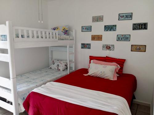 เตียงในห้องที่ Casa de Praia Luxo e Conforto