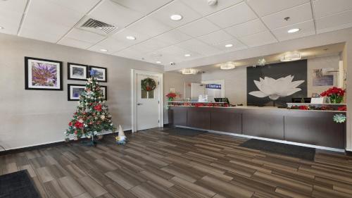 a christmas tree in the lobby of a pharmacy at Howard Johnson by Wyndham Sacramento Downtown in Sacramento