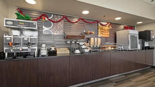 a kitchen with a counter in a restaurant at Howard Johnson by Wyndham Sacramento Downtown in Sacramento