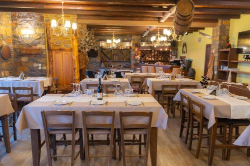 Remos Villasにあるレストランまたは飲食店