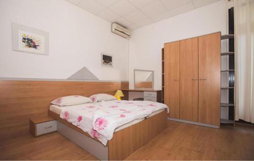 Katil atau katil-katil dalam bilik di Awesome Apartment In Kampor With Sauna