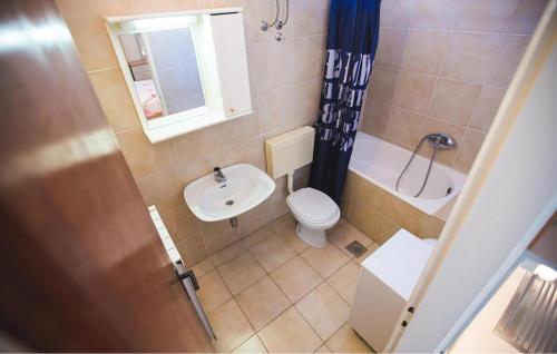 Bilik mandi di Awesome Apartment In Kampor With Sauna