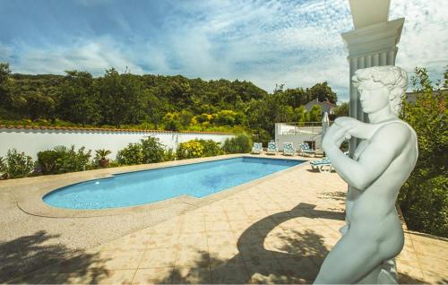 Kolam renang di atau dekat dengan Amazing Apartment In Kampor With Sauna