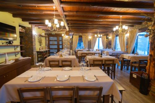 Remos Villasにあるレストランまたは飲食店