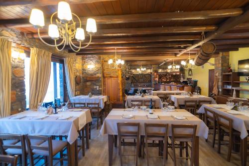 Remos Villasにあるレストランまたは飲食店