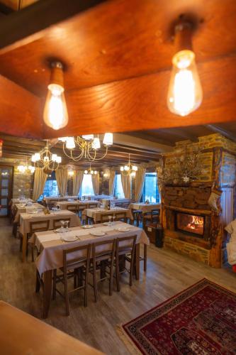 Remos Villasにあるレストランまたは飲食店