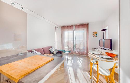 ein Wohnzimmer mit Sofa und Tisch in der Unterkunft 2 Bedroom Amazing Apartment In Royan in Royan