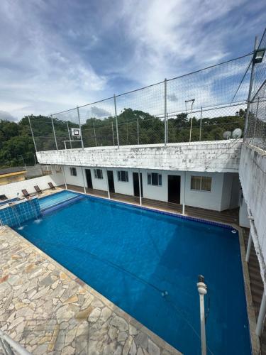 a large blue swimming pool on top of a building at Mogi 2 in Mogi das Cruzes