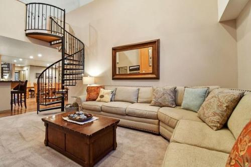 ein Wohnzimmer mit Sofa und Tisch in der Unterkunft Adventure Hub-Ski Resorts, Backcountry & Park City 3203 condo in Midway