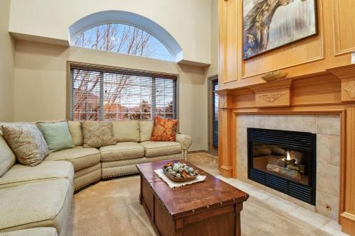 ein Wohnzimmer mit Couch und Kamin in der Unterkunft Adventure Hub-Ski Resorts, Backcountry & Park City 3203 condo in Midway