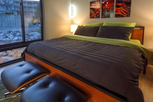 Ein Bett oder Betten in einem Zimmer der Unterkunft Modern Mtn-View Retreat, 18 Mi to Zion North