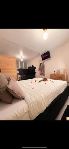 - une chambre avec un grand lit orné de roses dans l'établissement Bol d’air, venez vous détendre !, à Montmagny