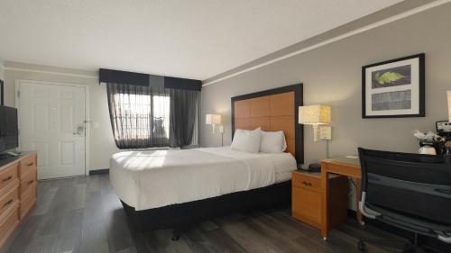 a hotel room with a bed and a television at Howard Johnson by Wyndham Sacramento Downtown in Sacramento