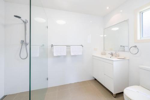 Ένα μπάνιο στο Shoal Shack 72, 72 Tomaree Rd - Pool, Pet Friendly, Wi-Fi, Air Con, Linen