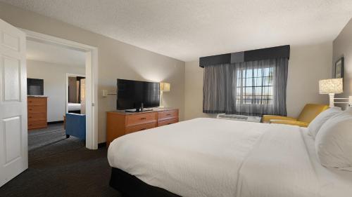a hotel room with a bed and a flat screen tv at Howard Johnson by Wyndham Sacramento Downtown in Sacramento