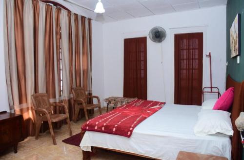 a bedroom with a bed and a table and chairs at The bawa guest Inn in Haputale