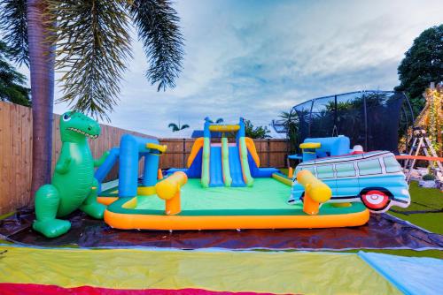 Kawasan permainan kanak-kanak di Spacious Family Fun with SUV Hire, Games, Full Kitchen