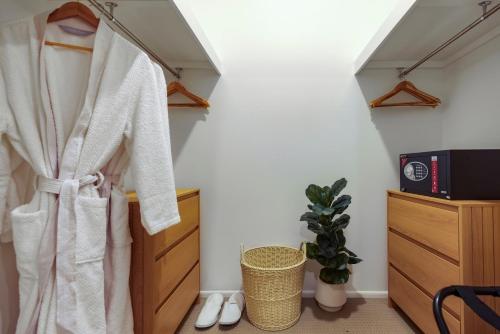 Gambar di galeri bagi Spacious Family Fun with SUV Hire, Games, Full Kitchen di Trinity Beach