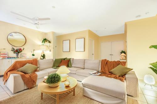 Ruang duduk di Spacious Family Fun with SUV Hire, Games, Full Kitchen